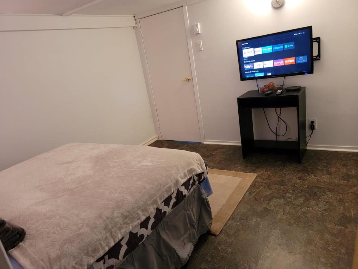 エドマンズトンLower Level Apt 6Ft High Close To Hwy Netflix Wifiアパートメント エクステリア 写真